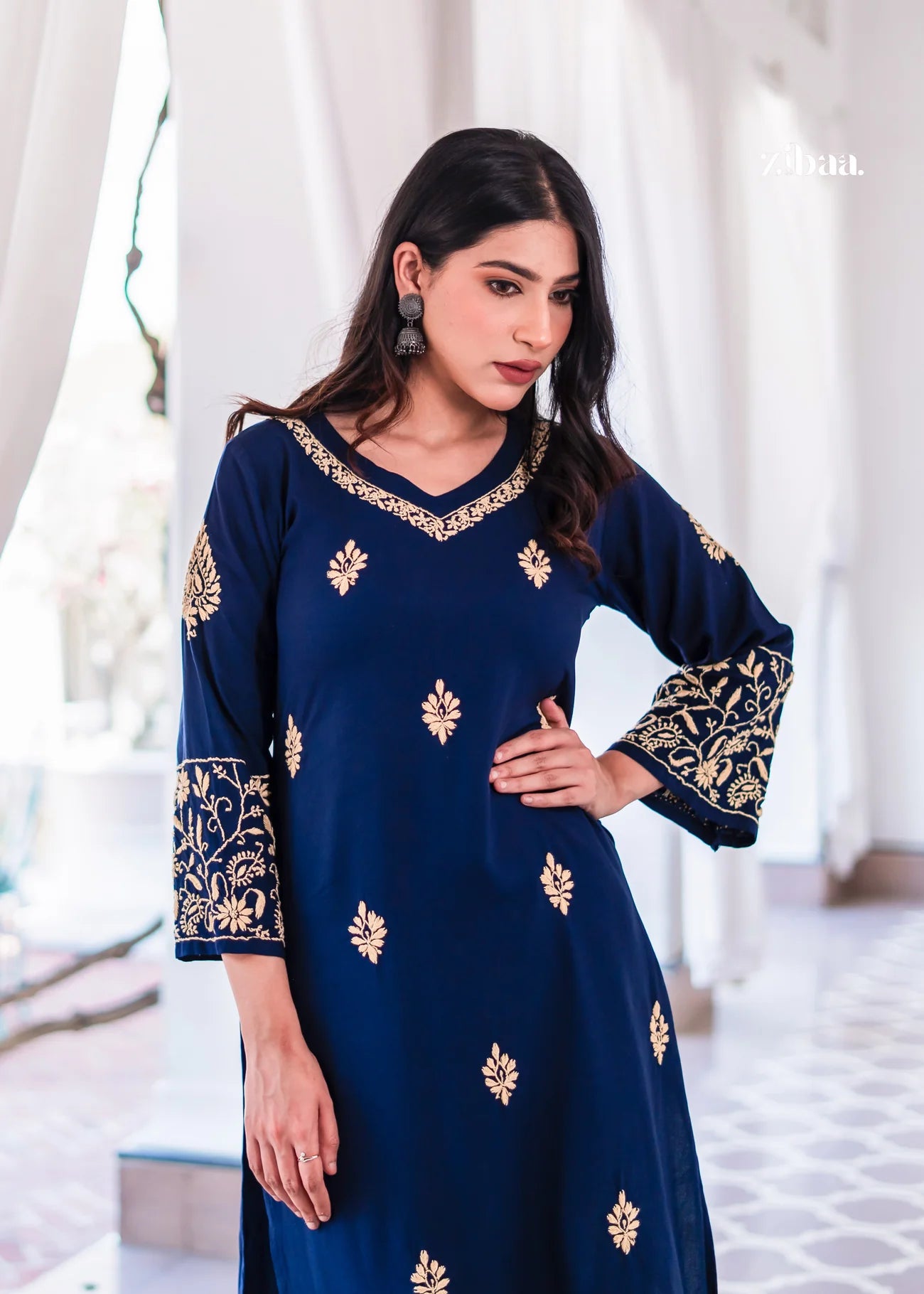 A stylish blue kurta decorated with golden embroidery motifs. Designed as ethnic wear with a relaxed and elegant fit. The perfect traditional outfit for festive wear and parties.